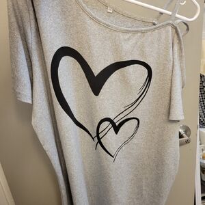 Adorable Ladies Sz XXL Gray T-Shirt with Black Heart Design